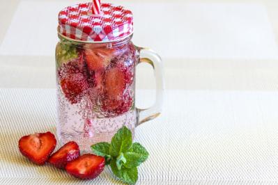 mineral water with strawberries 1411368 960 720